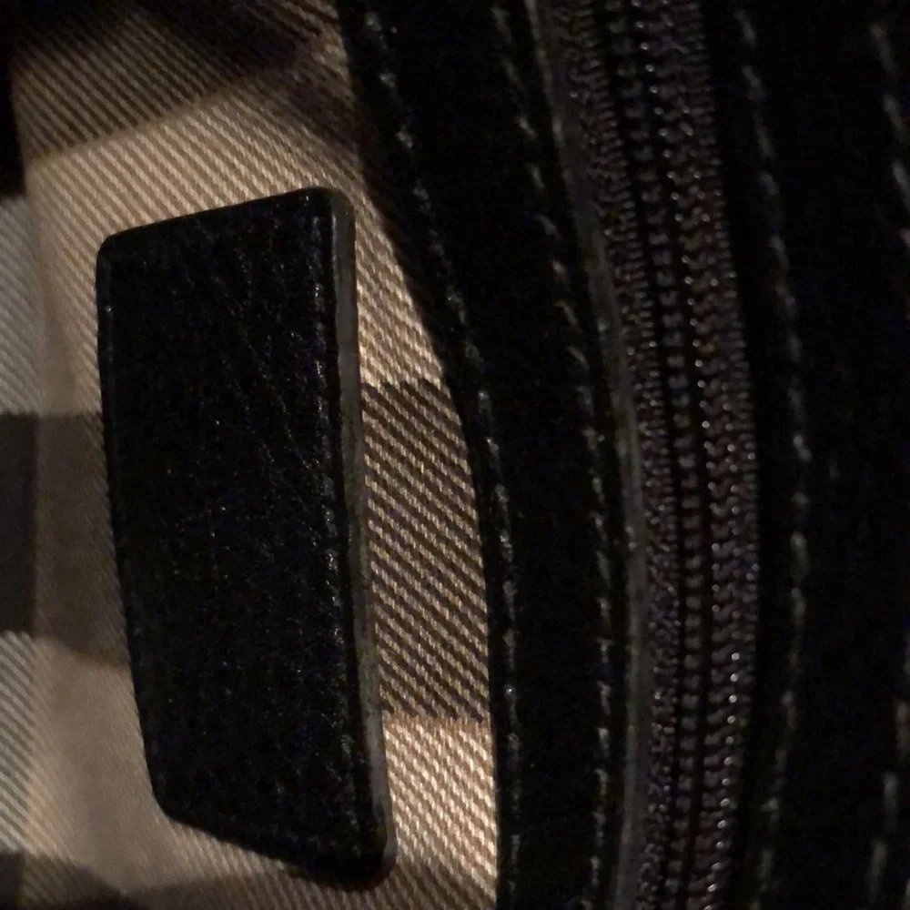 Beautiful and classic Burberry black textured leather buckle handbag (plaid int) - Picture 7 of 10